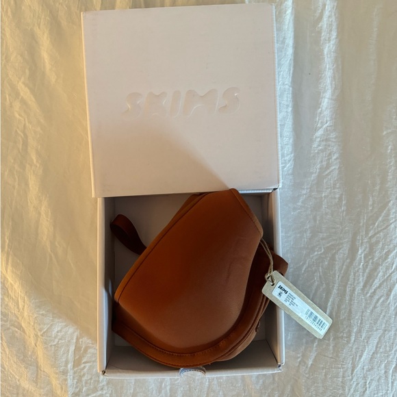 Skims Weightless Scoop Bra - Picture 3 of 4